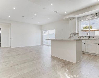7408 Radford Ave - Photo Thumbnail 4