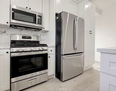 7408 Radford Ave - Photo Thumbnail 7