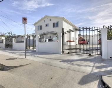 7408 Radford Ave - Photo Thumbnail 1