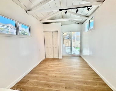 910 Acacia Avenue - Photo Thumbnail 10
