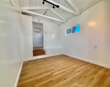 910 Acacia Avenue - Photo Thumbnail 11