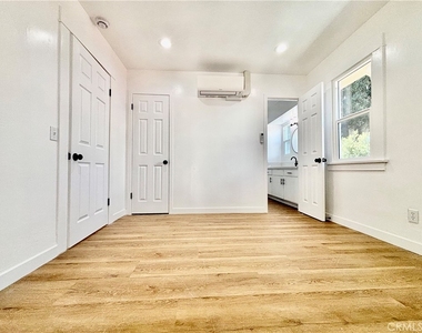 910 Acacia Avenue - Photo Thumbnail 9