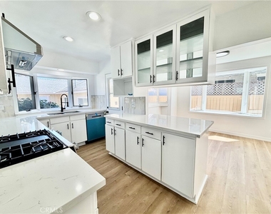 910 Acacia Avenue - Photo Thumbnail 6