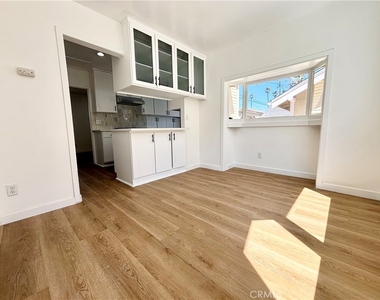 910 Acacia Avenue - Photo Thumbnail 4