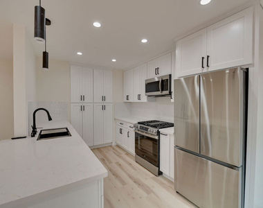 928 N San Vicente Boulevard - Photo Thumbnail 4