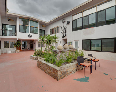 928 N San Vicente Boulevard - Photo Thumbnail 16