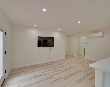 928 N San Vicente Boulevard - Photo Thumbnail 2