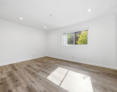 1037 N Vista Street - Photo Thumbnail 9