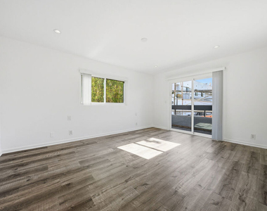 1037 N Vista Street - Photo Thumbnail 12