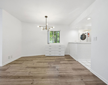 1037 N Vista Street - Photo Thumbnail 6