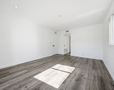 1037 N Vista Street - Photo Thumbnail 13