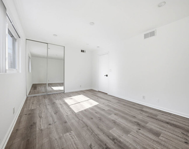 1037 N Vista Street - Photo Thumbnail 10