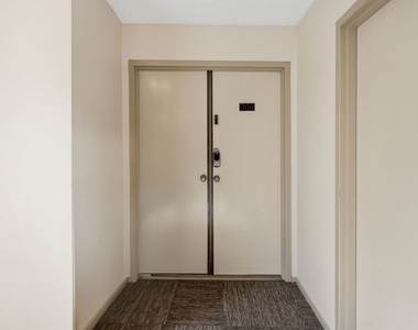 1037 N Vista Street - Photo Thumbnail 2