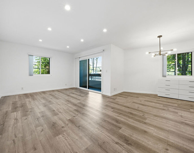 1037 N Vista Street - Photo Thumbnail 4