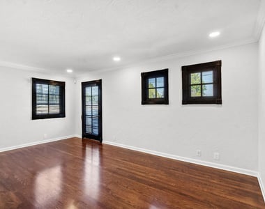 1118 Cardiff Avenue - Photo Thumbnail 5
