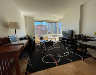 Lexington Avenue / 97th Street - Photo Thumbnail 2