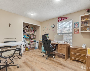 55 Guisborough Way - Photo Thumbnail 8
