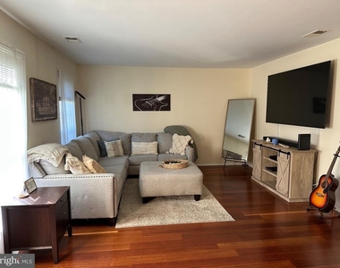 181 Wyndham Place - Photo Thumbnail 6