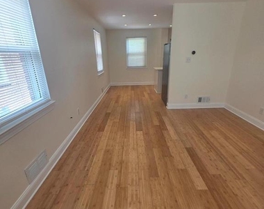 636 Burns Street Se - Photo Thumbnail 2