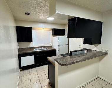 1626 Royal Hill Dr - Photo Thumbnail 9