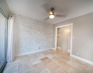 500 E Riverside Dr - Photo Thumbnail 12