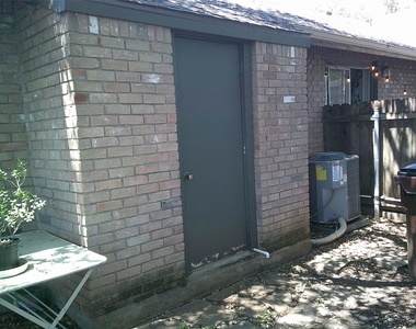 1015 E Yager Ln E - Photo Thumbnail 29