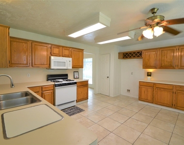 12410 Meadow Briar Drive - Photo Thumbnail 16