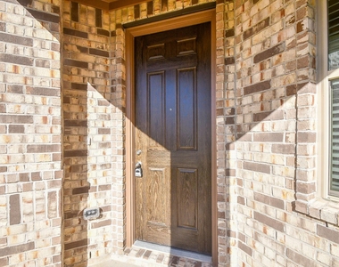 8138 Leisure Point Drive - Photo Thumbnail 3