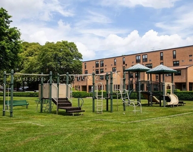330 Main St - Photo Thumbnail 4