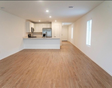 2802 Via Augusta Drive - Photo Thumbnail 2