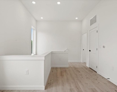 401 North Bluff - Photo Thumbnail 12
