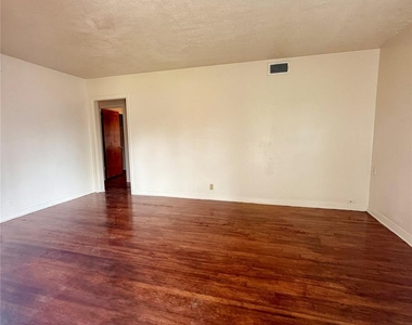 6211 Schevers Street - Photo Thumbnail 4