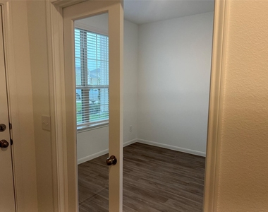 21110 Turtle Glen Lane - Photo Thumbnail 4