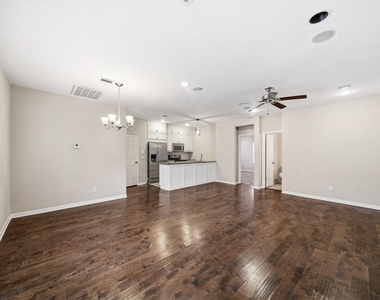 5303 Avenue J - Photo Thumbnail 3