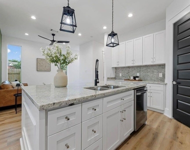 518 Clinton Street - Photo Thumbnail 5