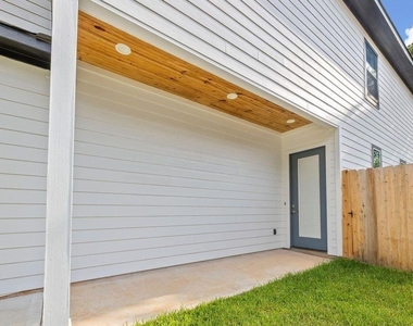 518 Clinton Street - Photo Thumbnail 2