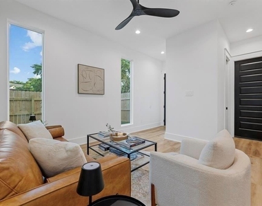 518 Clinton Street - Photo Thumbnail 3
