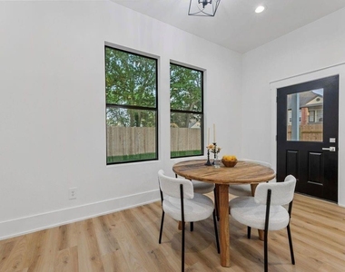 518 Clinton Street - Photo Thumbnail 6