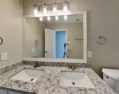 8000 N Tarrytown Crossing Drive - Photo Thumbnail 15