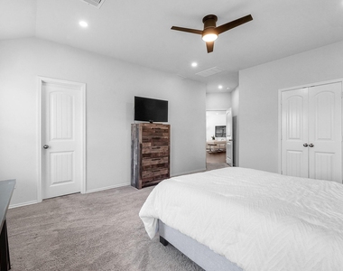 25915 Aura Lake Lane - Photo Thumbnail 17