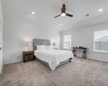 25915 Aura Lake Lane - Photo Thumbnail 16
