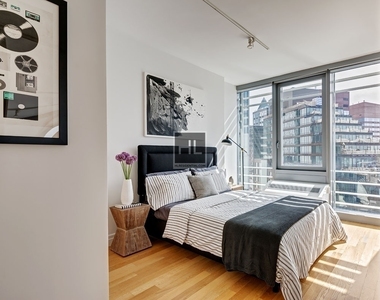 West 54th Street - Photo Thumbnail 1