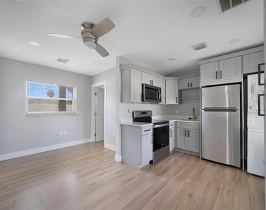 4521 Edgewater Drive - Photo Thumbnail 4