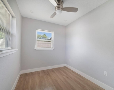 4521 Edgewater Drive - Photo Thumbnail 12