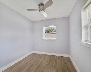 4521 Edgewater Drive - Photo Thumbnail 9