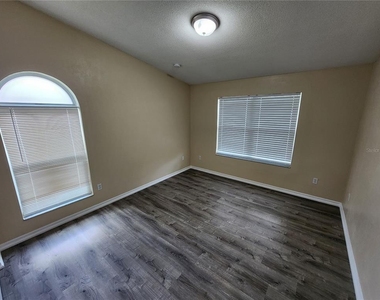 5820 Alstrum Drive - Photo Thumbnail 7