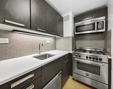 East 39th Street - Photo Thumbnail 3