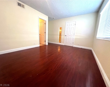 7054 Fenway Avenue - Photo Thumbnail 14