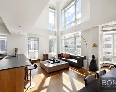 East 59th Street - Photo Thumbnail 6