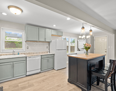 2161 Rochelle Way - Photo Thumbnail 8